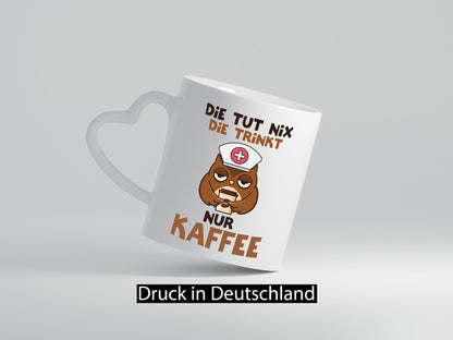 Die tut nix! | Spruch Kaffee Krankenschwester lustiger Geschenk Humor