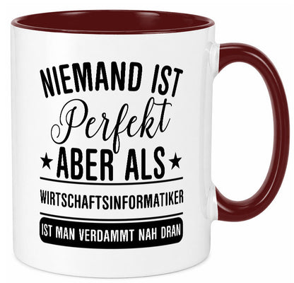 Verdammt nah dran: Wirtschaftsinformatiker | Informatik Humor Geschenkidee Tasse