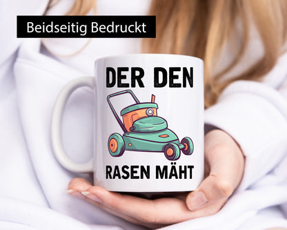 Der den Rasen Mäht | Rasenmäher Geschenkidee Humor Tasse