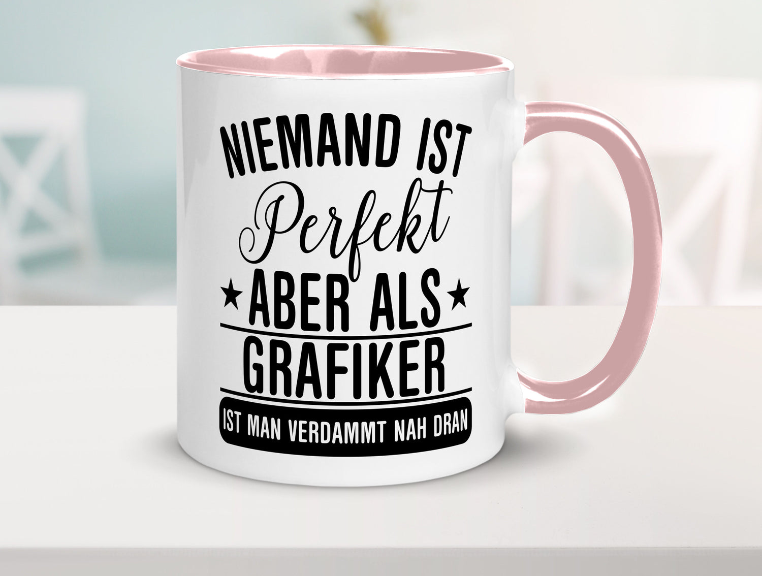 Verdammt nah dran: Grafiker | Grafik Design Humor Geschenkidee Tasse