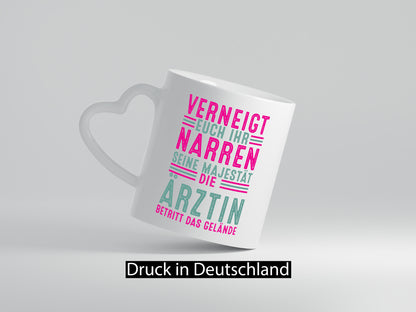 Verneigt euch: Ärztin | Medizin Doktorin Fachärztin v2 Geschenkidee Humor Tasse