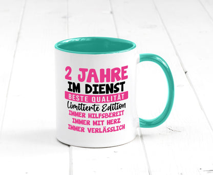 2 Jahre im Dienst | Jubiläum Arbeit v10 lustig Kollegen Büro Geschenk Tasse