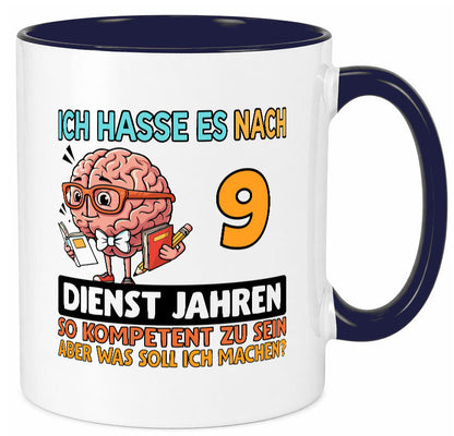 9 Dienstjahre | Arbeit Kompetent Humor Kollegen Büro Geschenkidee Tasse