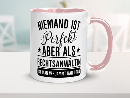 Verdammt nah dran: Rechtsanwältin | Jurstin Anwältin lustiger Spruch Geschenk