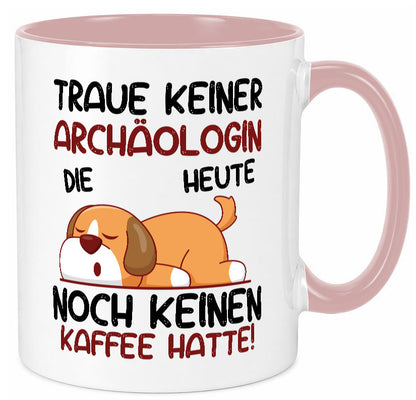 Traue keiner Archäologin| Archäologie | Forscherin lustiger Spruch Geschenk Tasse