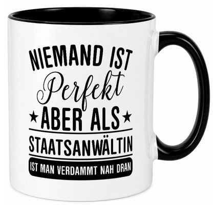 Verdammt nah dran: Staatsanwältin | Anwältin lustiger Spruch Geschenk Humor