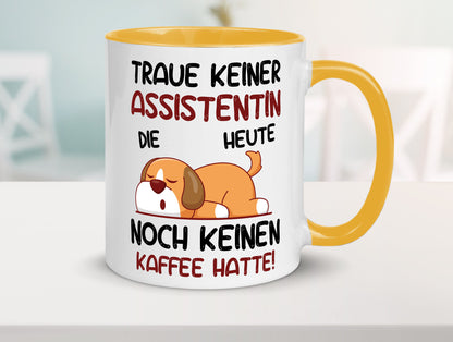 Traue keiner Assistentin | Assistenz Hilfskraft Humor Geschenkidee Tasse
