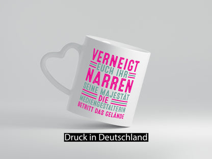 Verneigt euch: Mediengestalterin | Medien Geschenkidee Humor Tasse