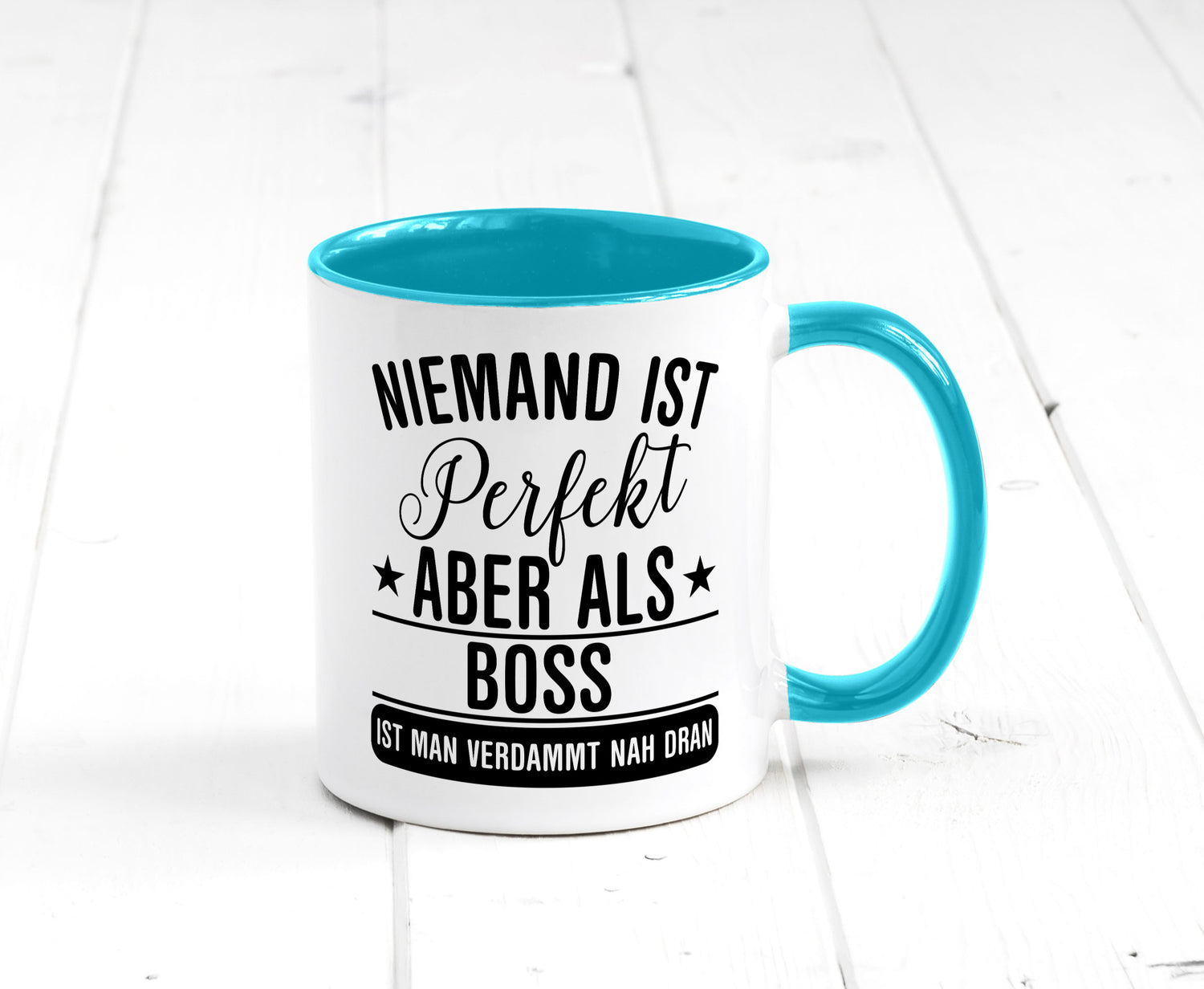Verdammt nah dran: Boss | Führungskraft Vorgesetzter Humor Geschenkidee Tasse