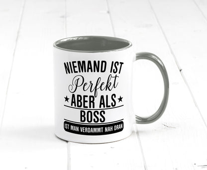 Verdammt nah dran: Boss | Führungskraft Vorgesetzter Humor Geschenkidee Tasse