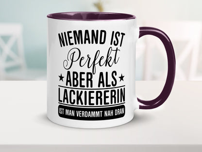 Verdammt nah dran: Lackiererin | lackieren lustiger Spruch Geschenk Humor