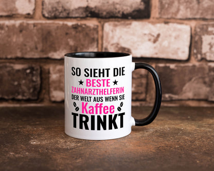 Kaffee trinkt: Zahnarzthelferin | Zahnmedizin lustig Humor Geschenkidee Tasse