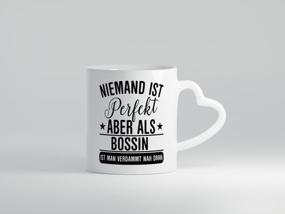 Verdammt nah dran: Bossin | Führungskraft Vorgesetzte Humor Geschenkidee Tasse