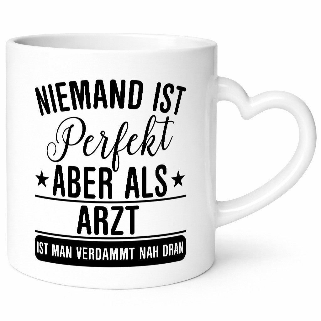 Verdammt nah dran: Arzt | Medizin Doktor Facharzt lustiger Spruch Geschenk