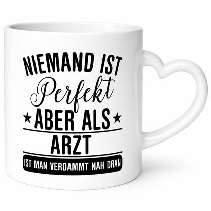 Verdammt nah dran: Arzt | Medizin Doktor Facharzt lustiger Spruch Geschenk
