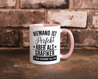 Verdammt nah dran: Grafiker | Grafik Design Humor Geschenkidee Tasse