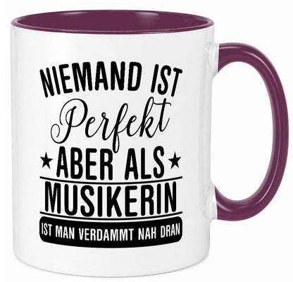 Verdammt nah dran: Musikerin | Musik Musikantin Geschenkidee Humor Tasse