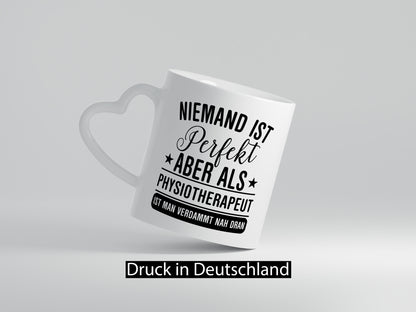 Verdammt nah dran: Physiotherapeut Geschenkidee Humor Tasse
