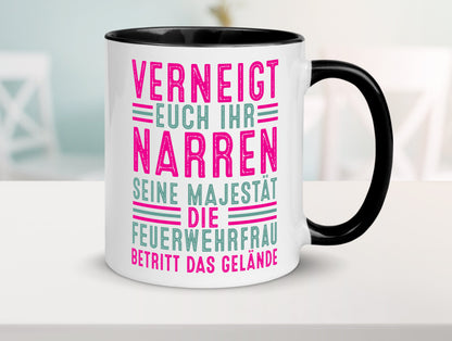 Verneigt euch: Feuerwehrfrau | Feuerwehr v2 Geschenkidee Humor Tasse