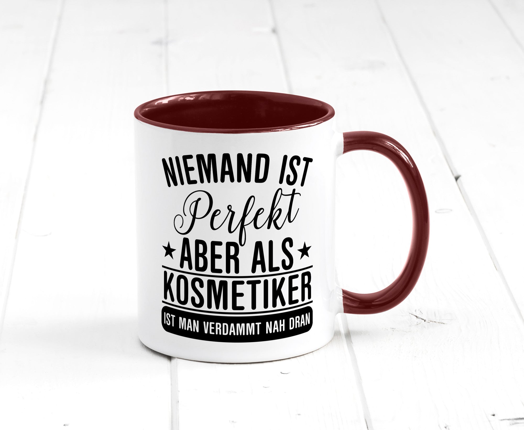 Verdammt nah dran: Kosmetiker | Kosmetik Stylist Geschenkidee Humor Tasse
