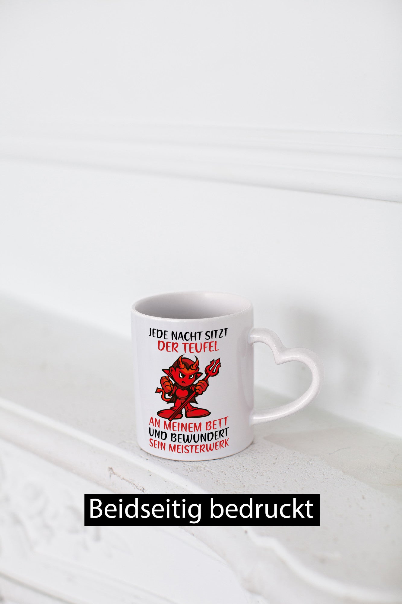 Jede Nacht sitzt der Teufel am Bett | frecher Spruch Humor Geschenk