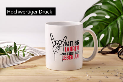 66. Geburtstag | mit 66 fängt das leben an. Jahre Geschenkidee Humor Tasse