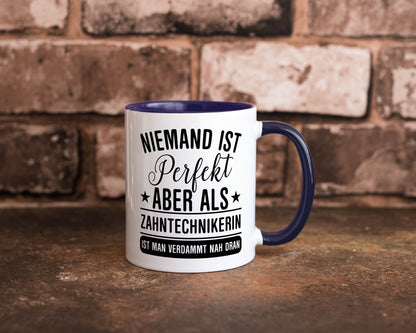 Verdammt nah dran: Zahntechnikerin | Zahnmedizin Humor Geschenkidee Tasse