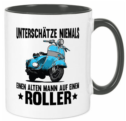 Unterschätze niemals einen alten mann auf einem Roller Humor Geschenkidee Tasse