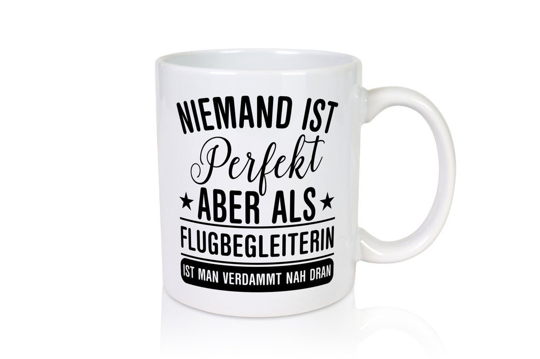 Verdammt nah dran: Flugbegleiterin | Stewardess Flughafen Geschenk Humor Tasse
