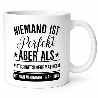 Verdammt nah dran: Wirtschaftsinformatikerin | Informatikin lustiger Spruch