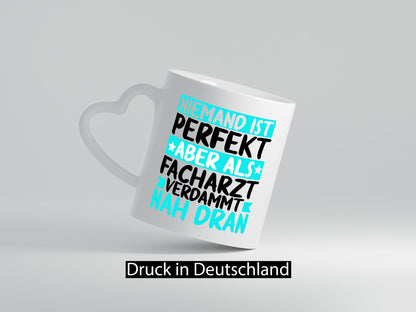 Niemand ist perfekt | Facharzt Ärzte Selbstbewusst Humor Geschenkidee Tasse