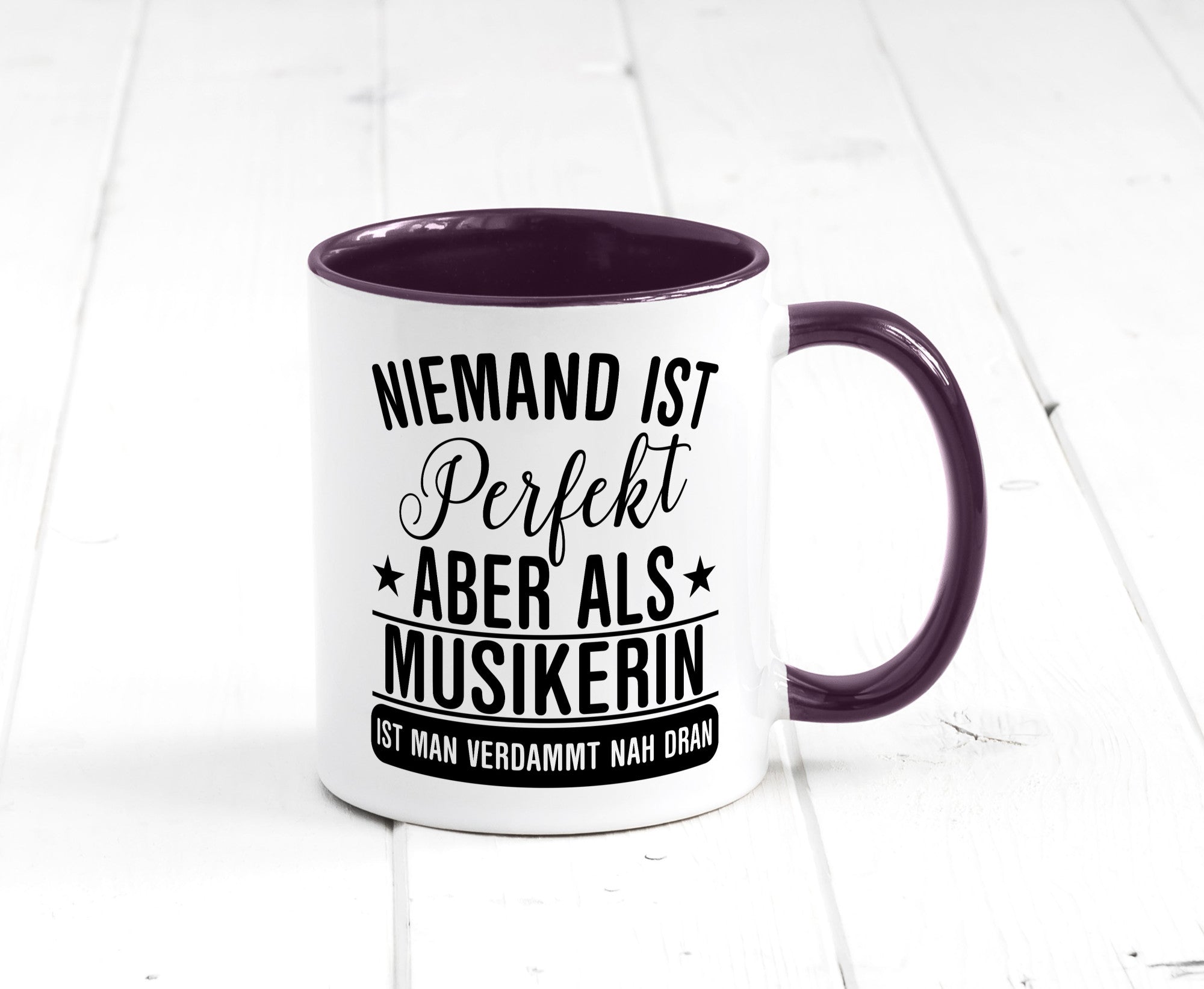 Verdammt nah dran: Musikerin | Musik Musikantin Geschenkidee Humor Tasse