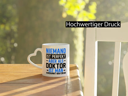 Niemand ist Perfekt | Doktor Verdammt nah dran lustiger Spruch Geschenk Humor