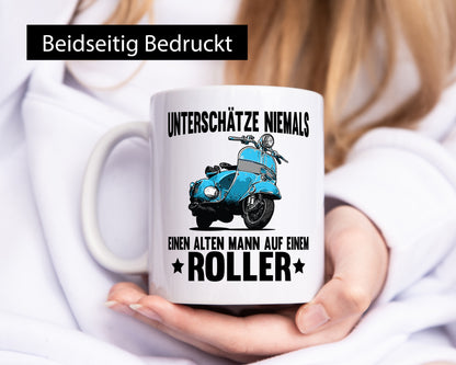 Unterschätze niemals einen alten mann auf einem Roller Humor Geschenkidee Tasse