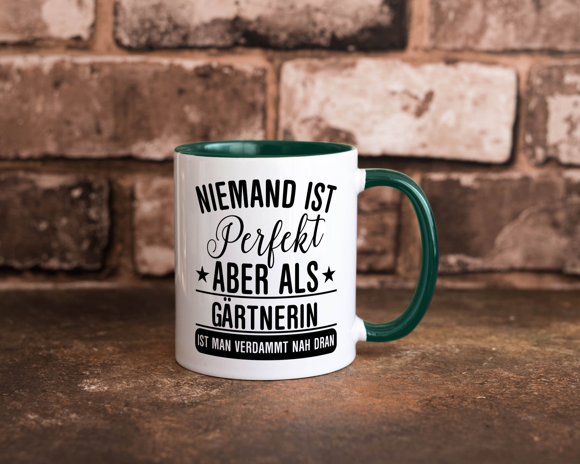 Verdammt nah dran: Gärtnerin | Gartenbau lustig Humor Geschenkidee Geschenk