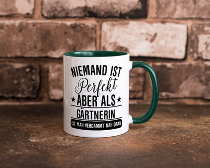 Verdammt nah dran: Gärtnerin | Gartenbau lustig Humor Geschenkidee Geschenk