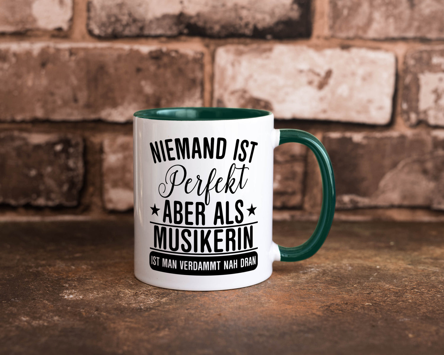 Verdammt nah dran: Musikerin | Musik Musikantin Geschenkidee Humor Tasse
