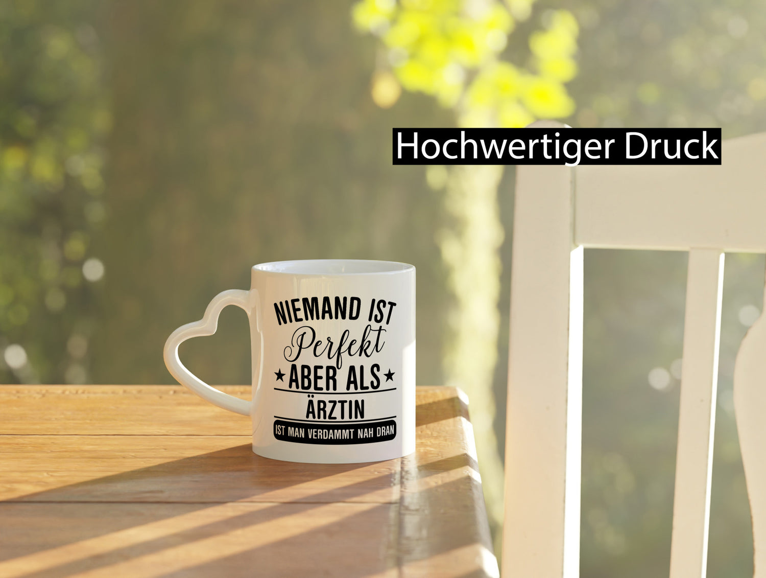 Verdammt nah dran: Ärztin | Medizin Doktorin Fachärztin Geschenkidee Humor Tasse