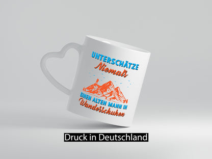 Alter Mann in Wanderschuhen | Berge Mensch Geschenkidee Humor Tasse