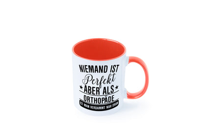 Verdammt nah dran: Orthopäde | Orthopädie Geschenkidee Humor Tasse