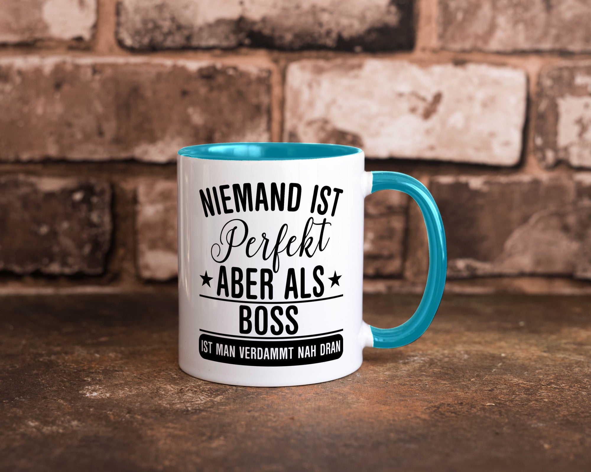 Verdammt nah dran: Boss | Führungskraft Vorgesetzter Humor Geschenkidee Tasse