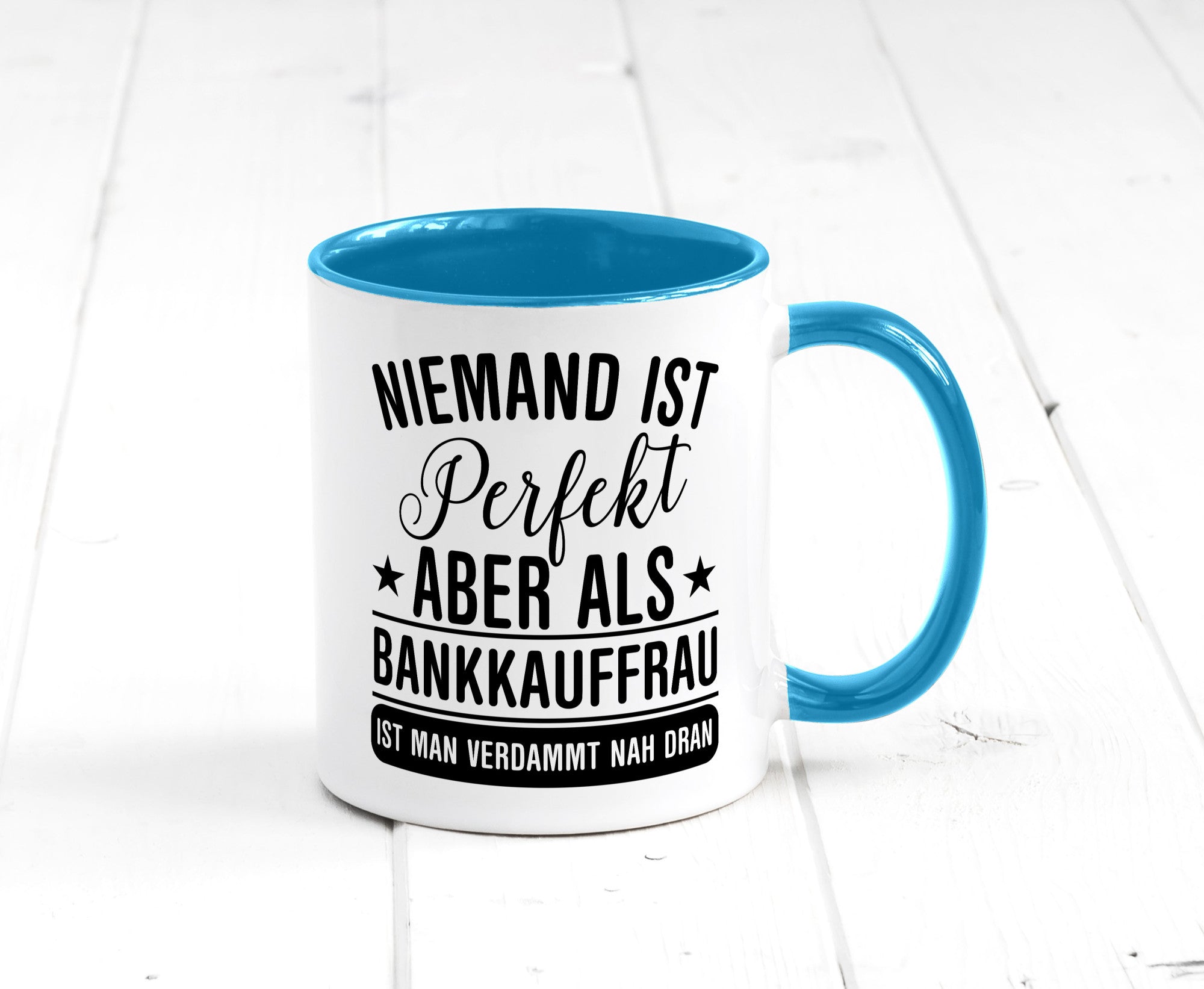 Verdammt nah dran: Bankkauffrau | Kauffrau Bank Kaufleute Geschenkidee Humor