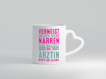 Verneigt euch: Ärztin | Medizin Doktorin Fachärztin v2 Geschenkidee Humor Tasse