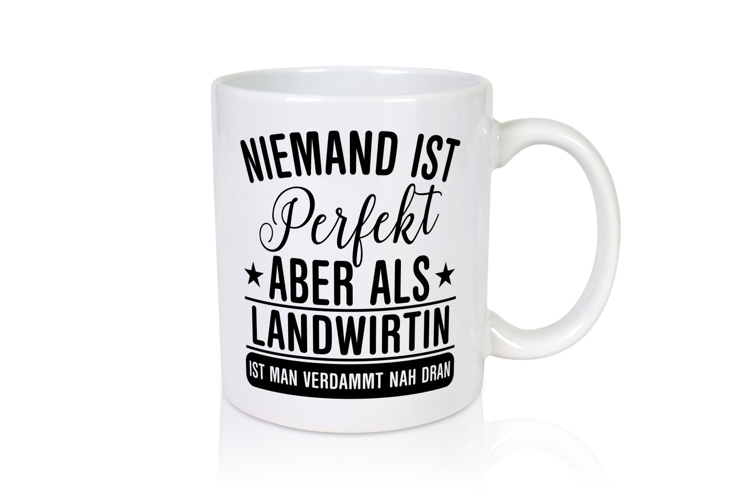 Verdammt nah dran: Landwirtin| Bäuerin | Landwirtschaft Humor Geschenkidee Tasse