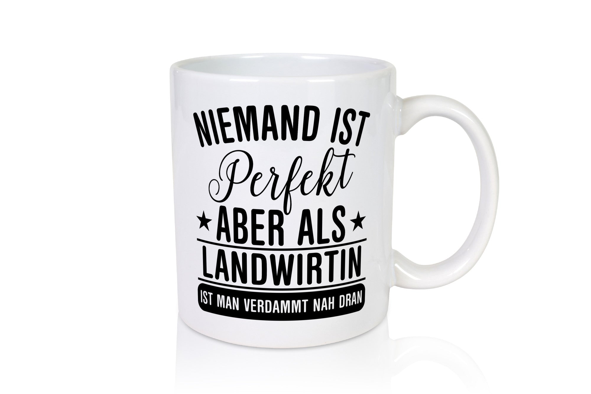 Verdammt nah dran: Landwirtin| Bäuerin | Landwirtschaft Humor Geschenkidee Tasse