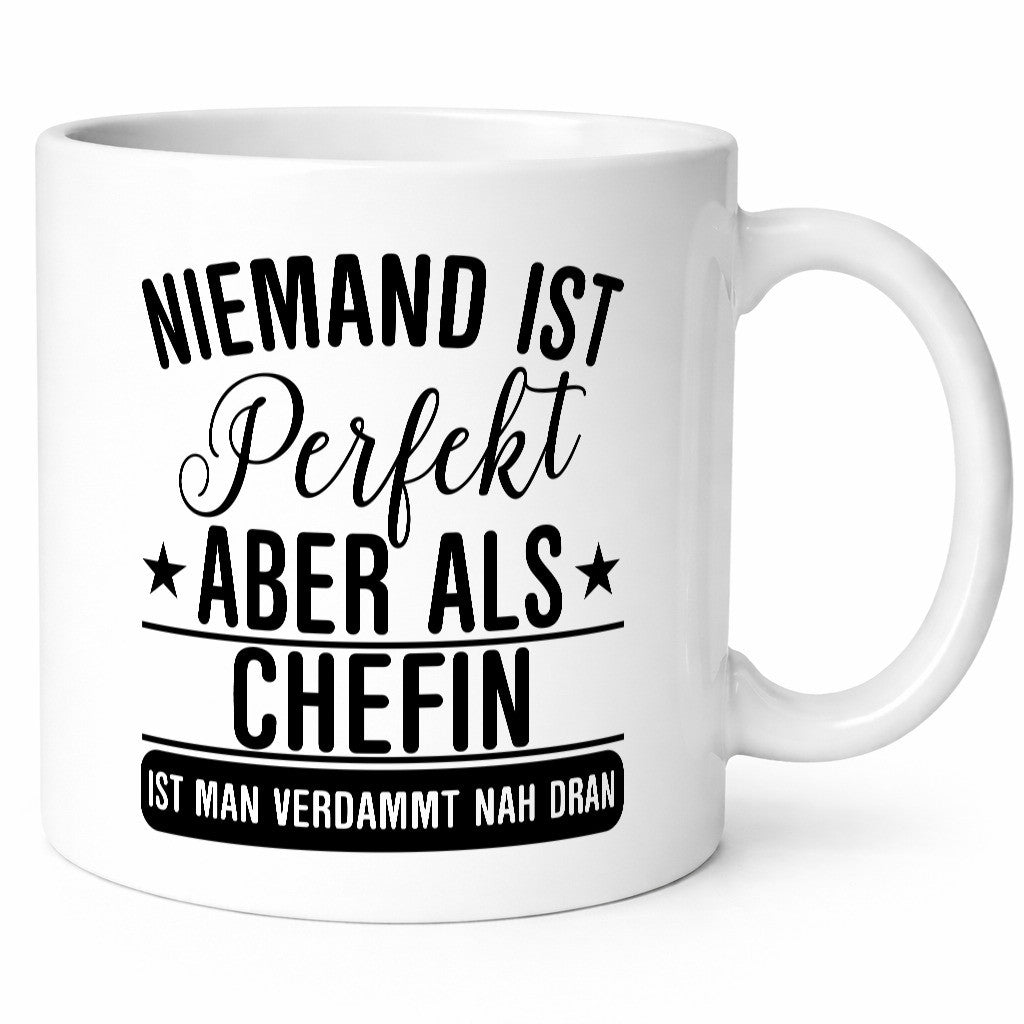 Verdammt nah dran: Chefin | Führungskraft Vorgesetzte lustiger Spruch Geschenk