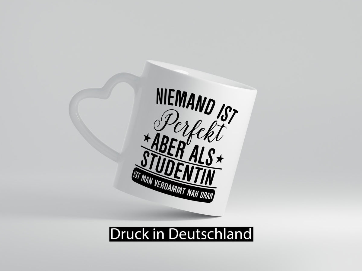 Verdammt nah dran: Studentin | Uni Studium Universität lustig Humor Tasse