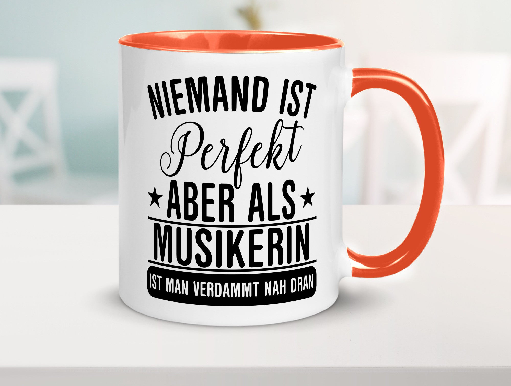 Verdammt nah dran: Musikerin | Musik Musikantin Geschenkidee Humor Tasse