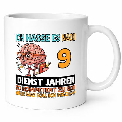 9 Dienstjahre | Arbeit Kompetent Humor Kollegen Büro Geschenkidee Tasse