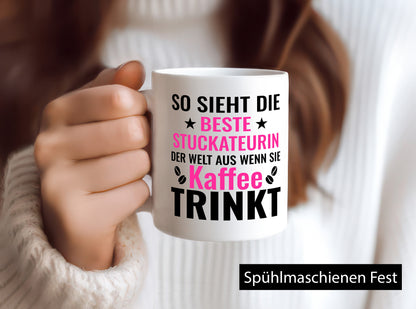 Kaffee trinkt: Stuckateurin | Innenausbau Geschenk Humor Geschenkidee lustiger